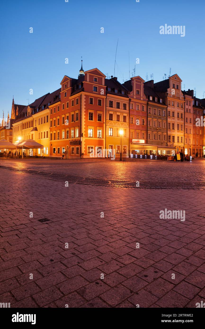 Ville de Wroclaw en Pologne, Place du marché de la vieille ville de nuit, maisons immeuble historique Banque D'Images