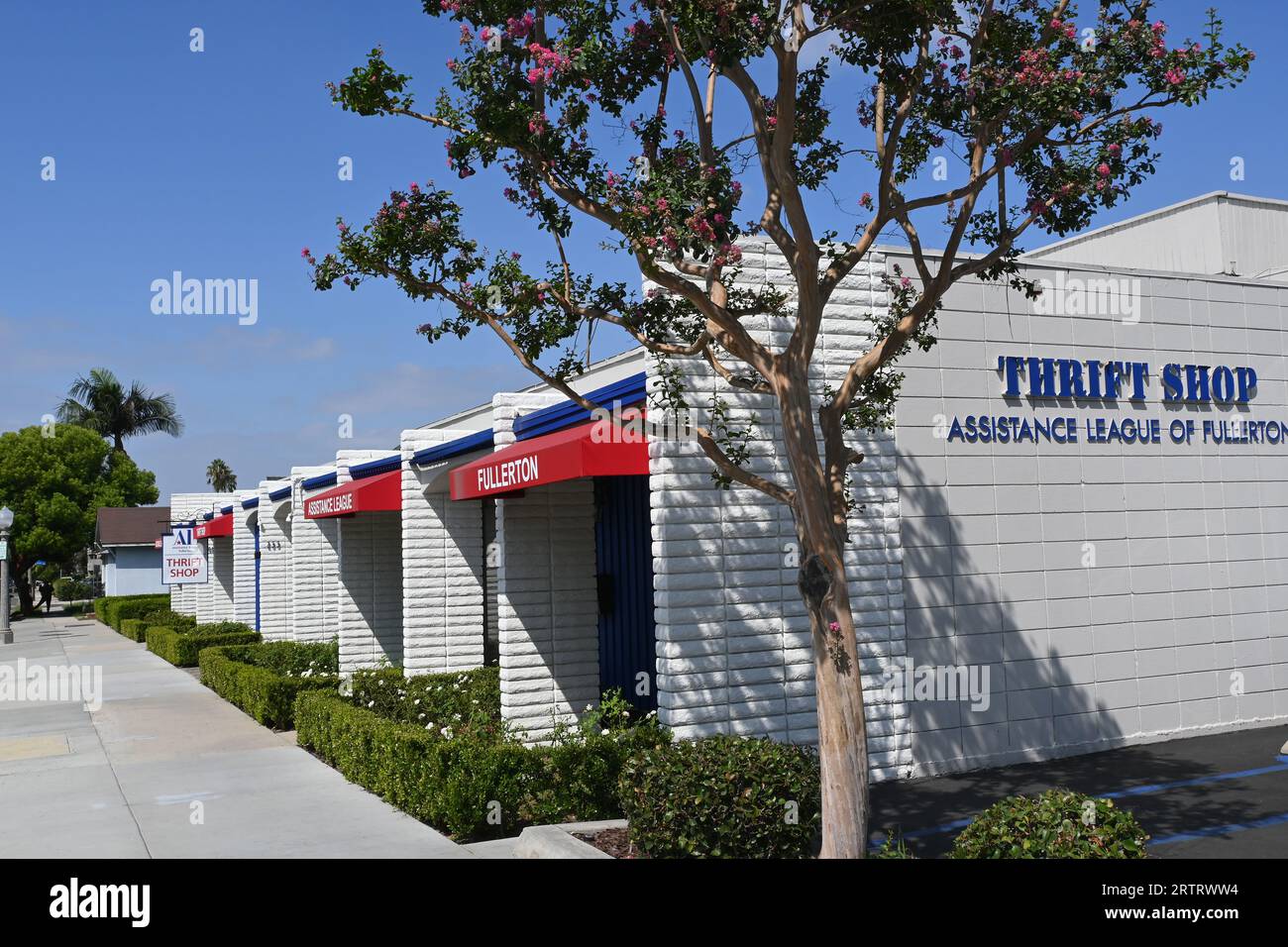 FULLERTON, CALIFORNIE - 13 SEPTEMBRE 2023 : la Ligue d'assistance de Fullerton Thrift Shop. Banque D'Images