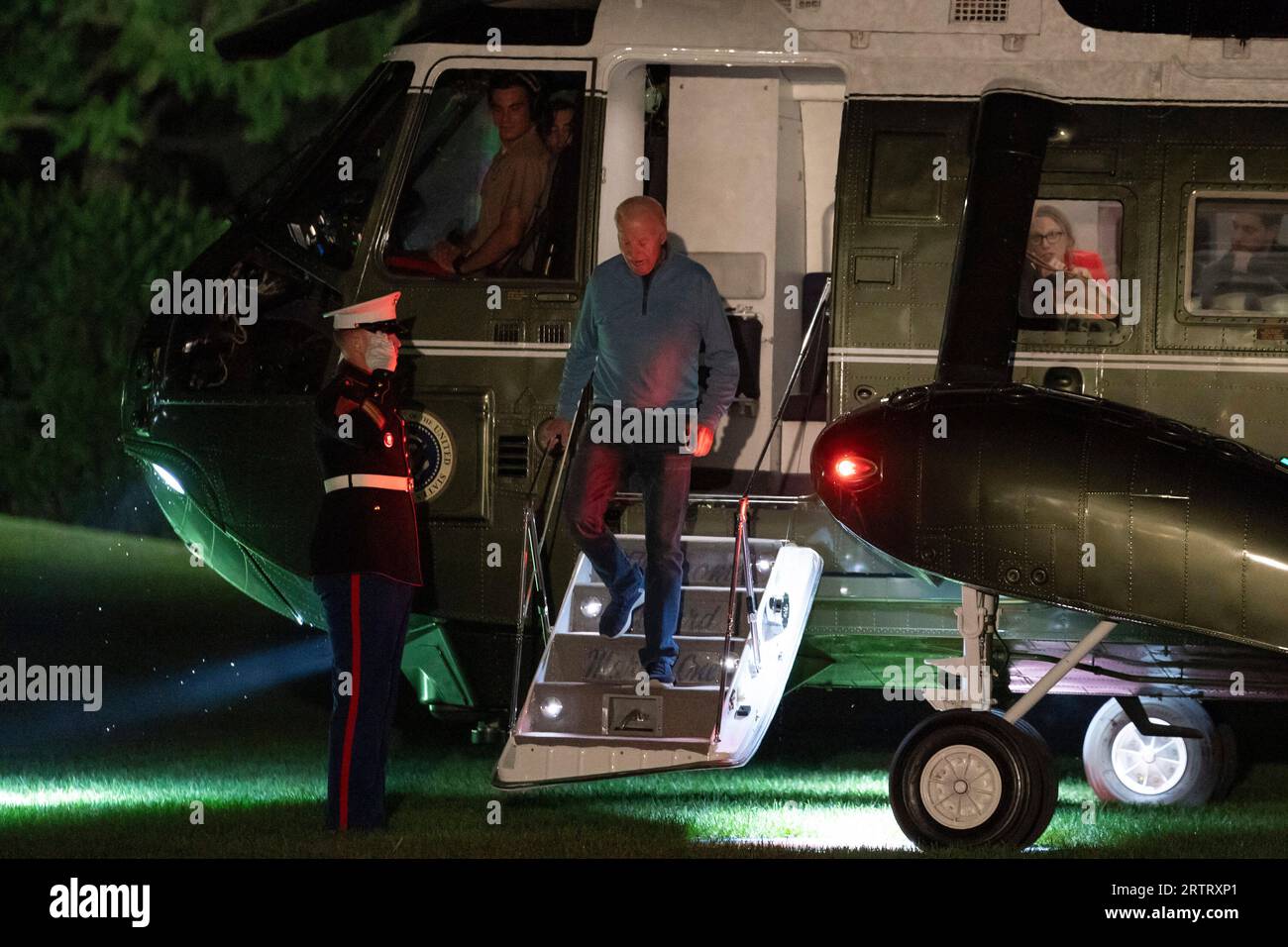 Le président des États-Unis Joe Biden quitte Marine One alors qu’il arrive sur la pelouse sud de la Maison Blanche à Washington, DC après un week-end en Inde, au Vietnam et en Alaska le mardi 12 septembre 2023. Crédit : Nathan Howard/piscine via CNP Banque D'Images