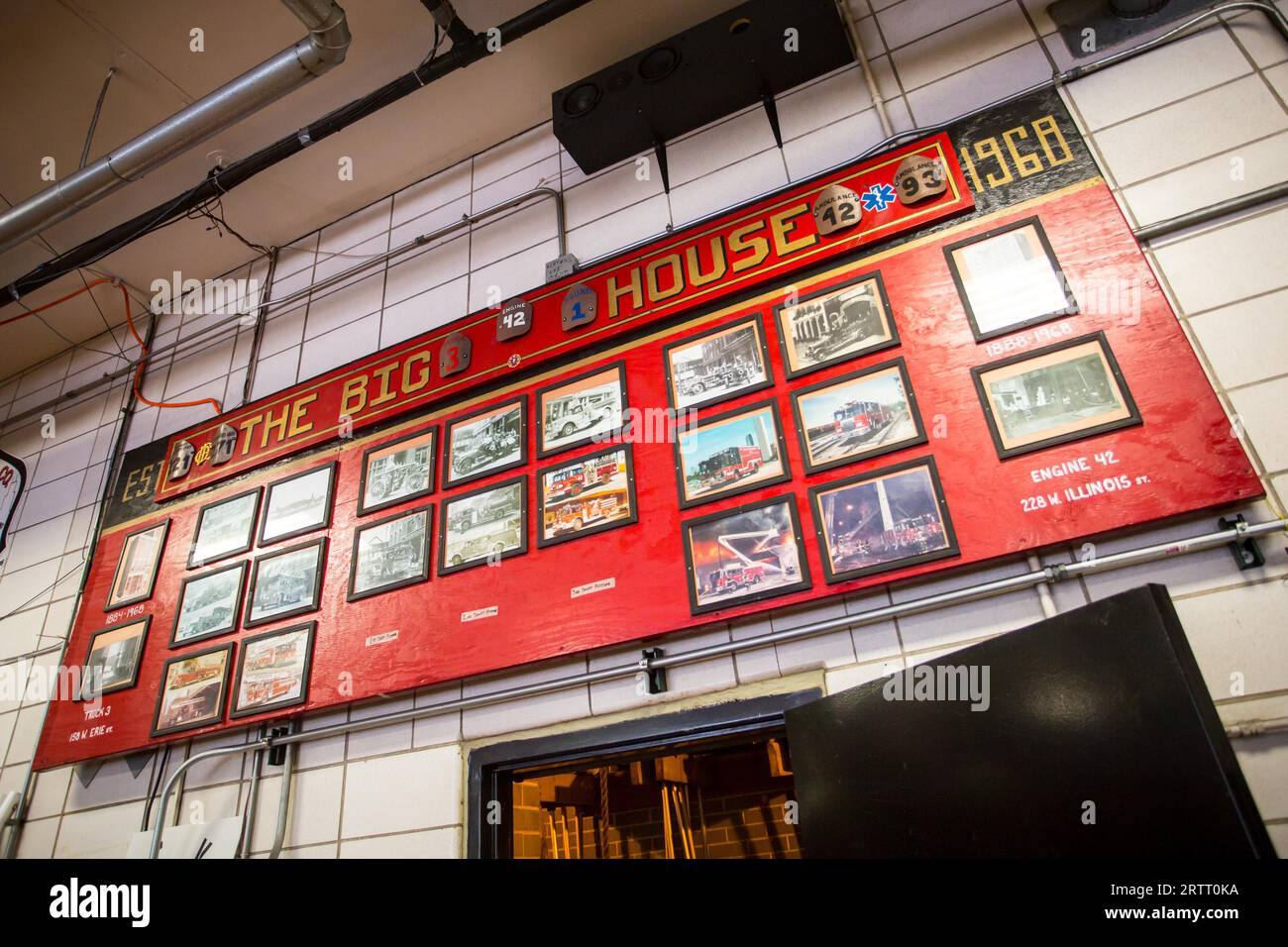 Chicago, États-Unis, 14 août 2015 : les camions de pompiers du Chicago Metropolitan se trouvent dans une caserne de pompiers du centre-ville de Chicago Banque D'Images