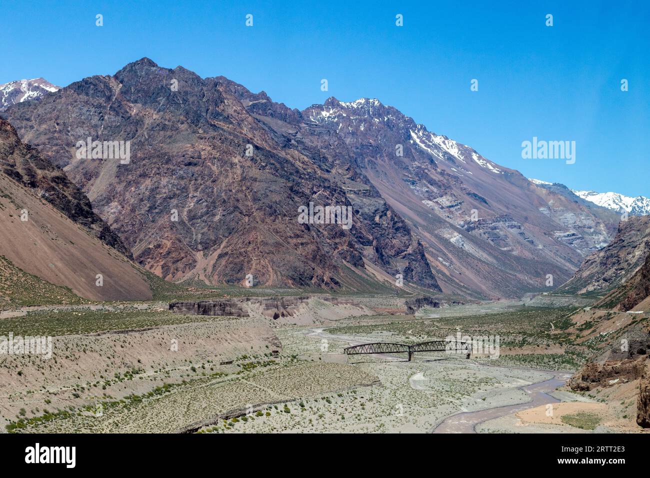 Paysage le long de la route nationale 7 à travers la chaîne de montagnes des Andes en Argentine près de la frontière avec le Chili Banque D'Images