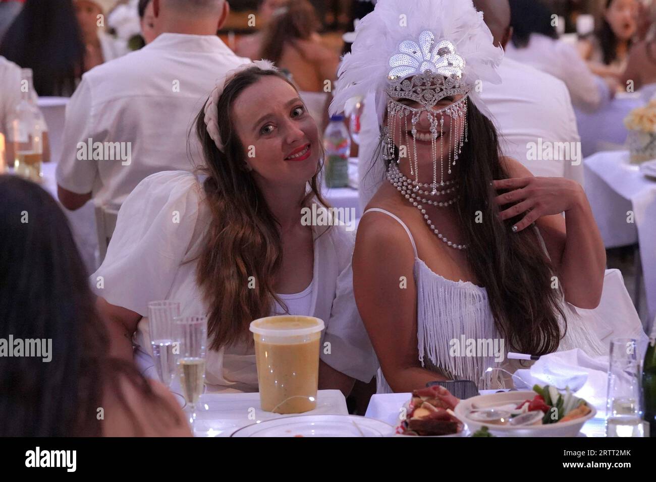 14 septembre 2023, New York, New York : (NOUVEAU) Diner en blanc NYC 2023 . 14 septembre 2023, Manhattan, New York, USA:''New York's Meatpacking District transformé en une mer de Ã¢â‚¬''¹Ã¢â‚¬''¹elegance lorsque Diner en blanc NYC revient pour sa soirée annuelle. Des centaines de participants, ornés d'une tenue blanche immaculée, se sont rassemblés sous le ciel ouvert pour le dîner en plein air le plus exclusif de la ville. Avec des verres à vin à la main, les participants ont savouré leur troisième plat, créant un spectacle éblouissant sur fond de Skyline emblématique de Manhattan. (Image de crédit : © Jorge Estrellado/TheNEWS2 via ZUMA Pres Banque D'Images