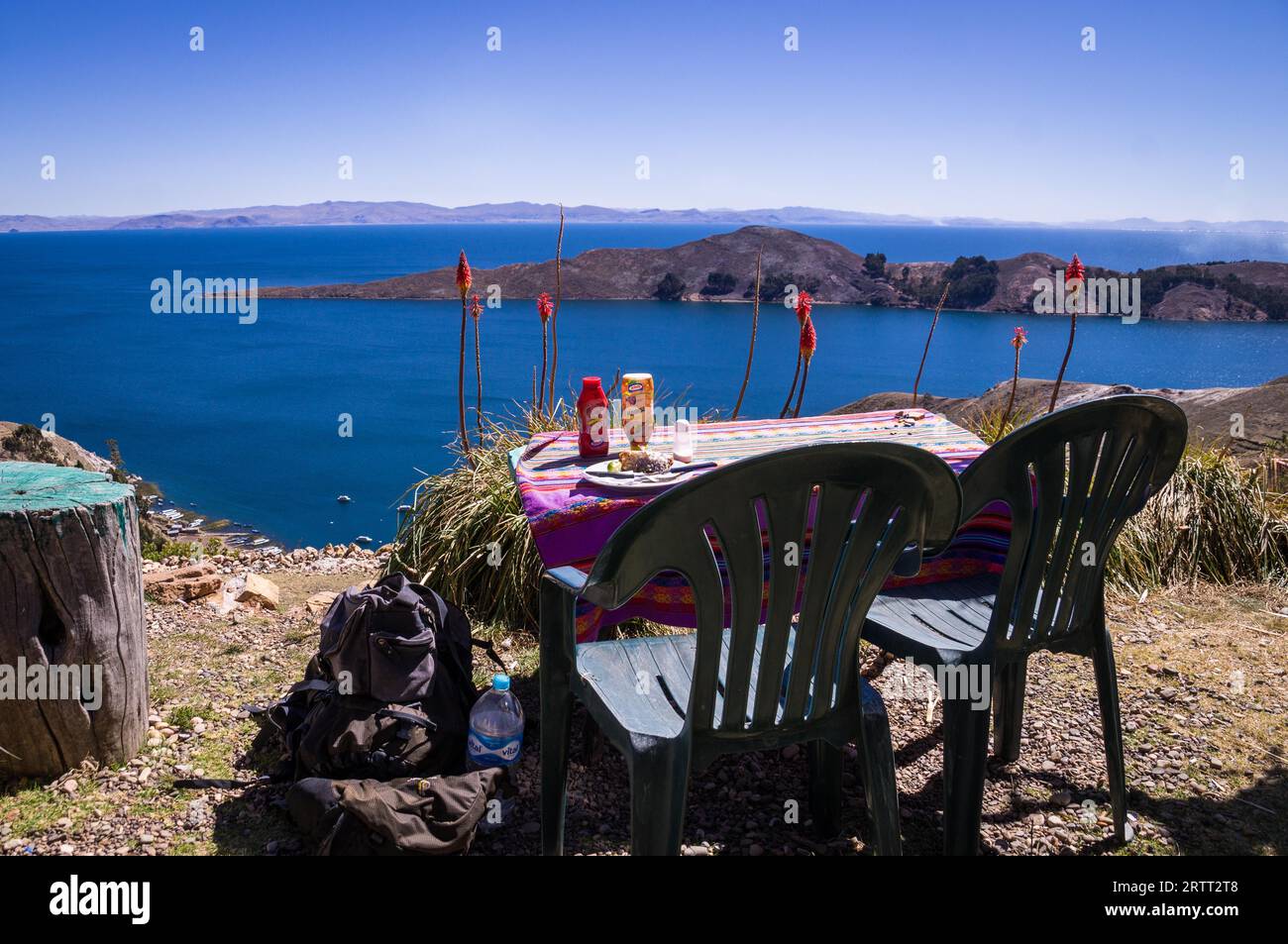 Déjeuner à Isla de sol, Bolivie : table de restaurant et chaise avec vue sur le lac Titicaca. Isla de sol était un lieu sacré pour les Incas Banque D'Images