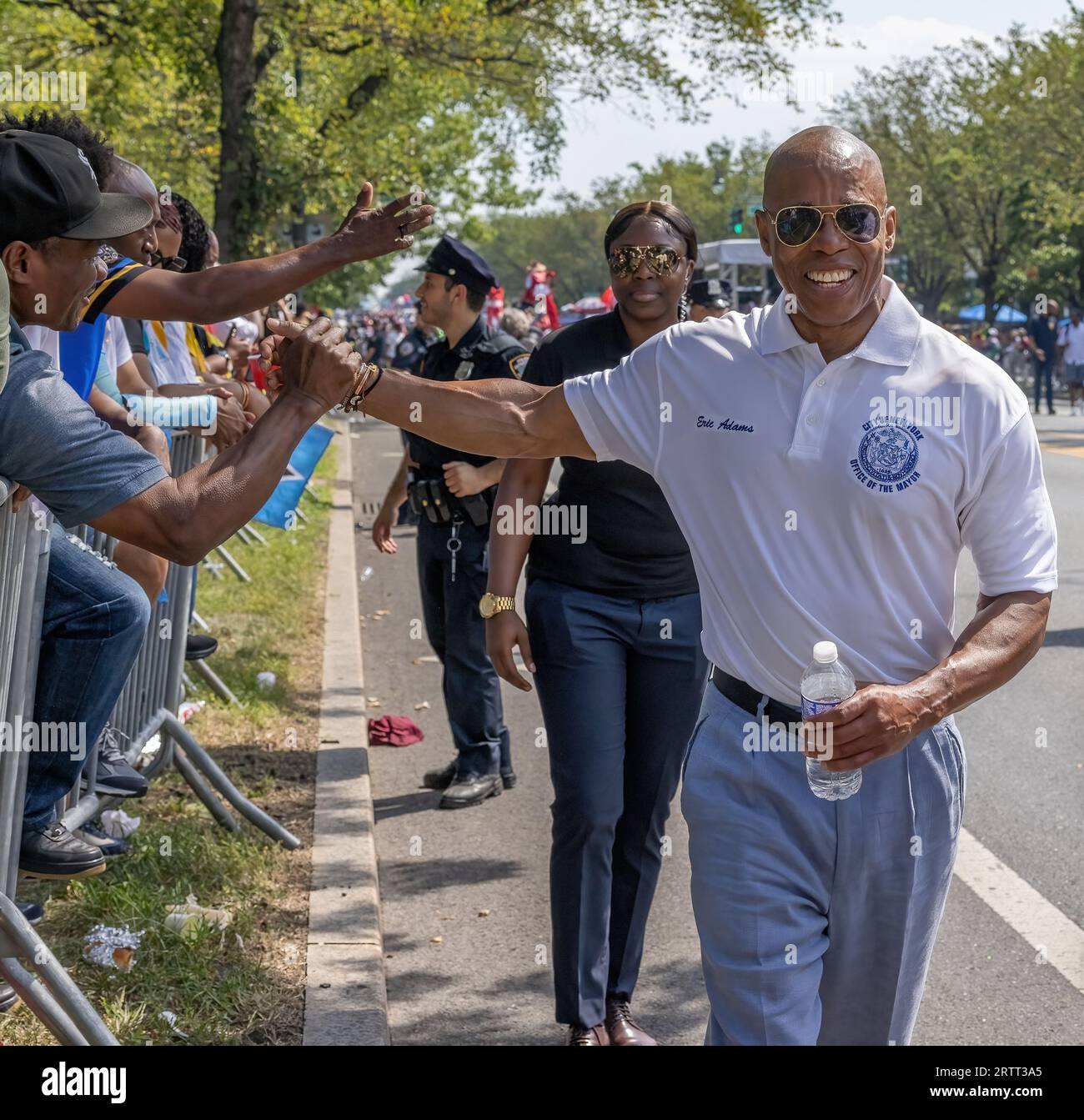 BROOKLYN, New York – 4 septembre 2023 : le maire de New York, Eric Adams, serre la main lors du défilé de la Journée des Indiens de l'Ouest 2023. Banque D'Images