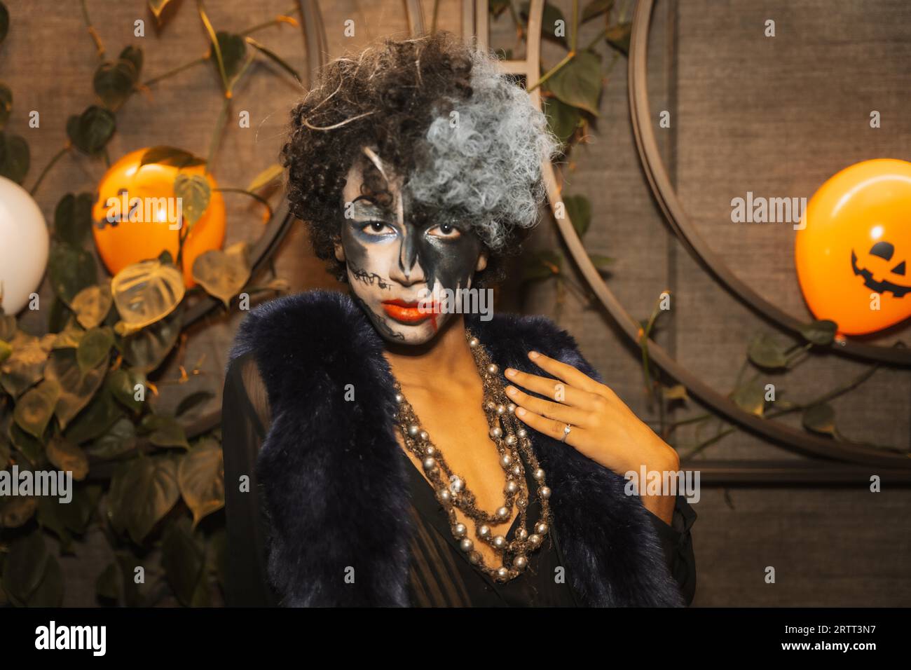 Fête d'Halloween avec des amis dans une discothèque, portrait d'un homme en maquillage noir et blanc Banque D'Images