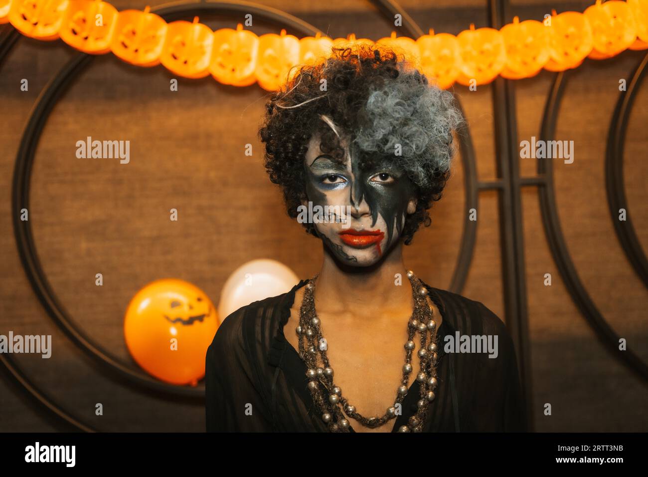 Fête d'Halloween avec des amis dans une discothèque, portrait d'un homme en costume Banque D'Images