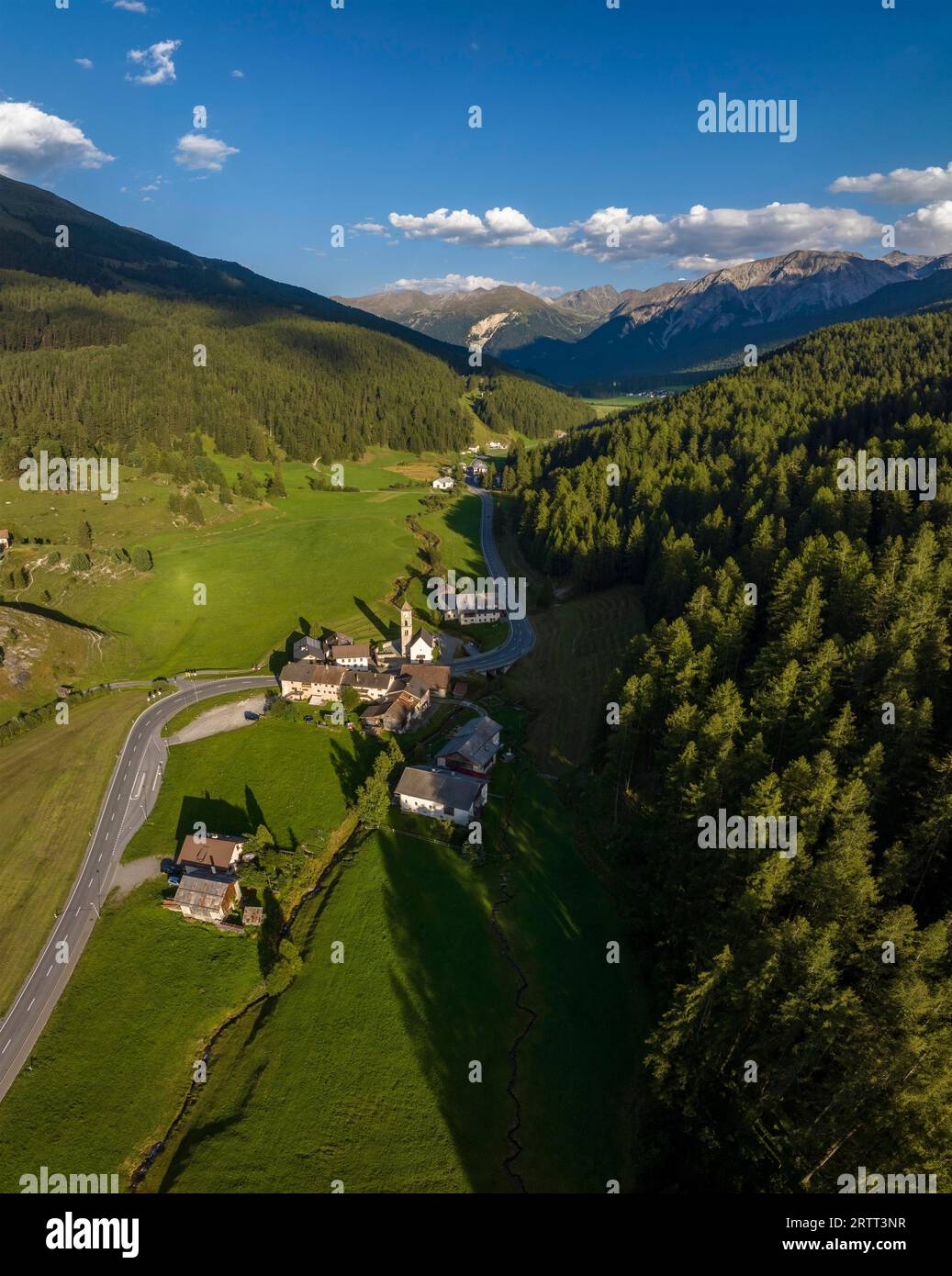 Église réformée près de Curtin da Plaz, image drone, Tschierv, Muenstertal, Val Muestair, Engadin, Graubuenden, Suisse Banque D'Images