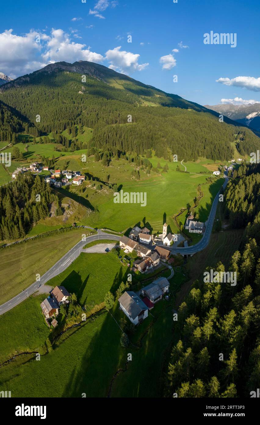 Église réformée près de Curtin da Plaz, image drone, Tschierv, Muenstertal, Val Muestair, Engadin, Graubuenden, Suisse Banque D'Images