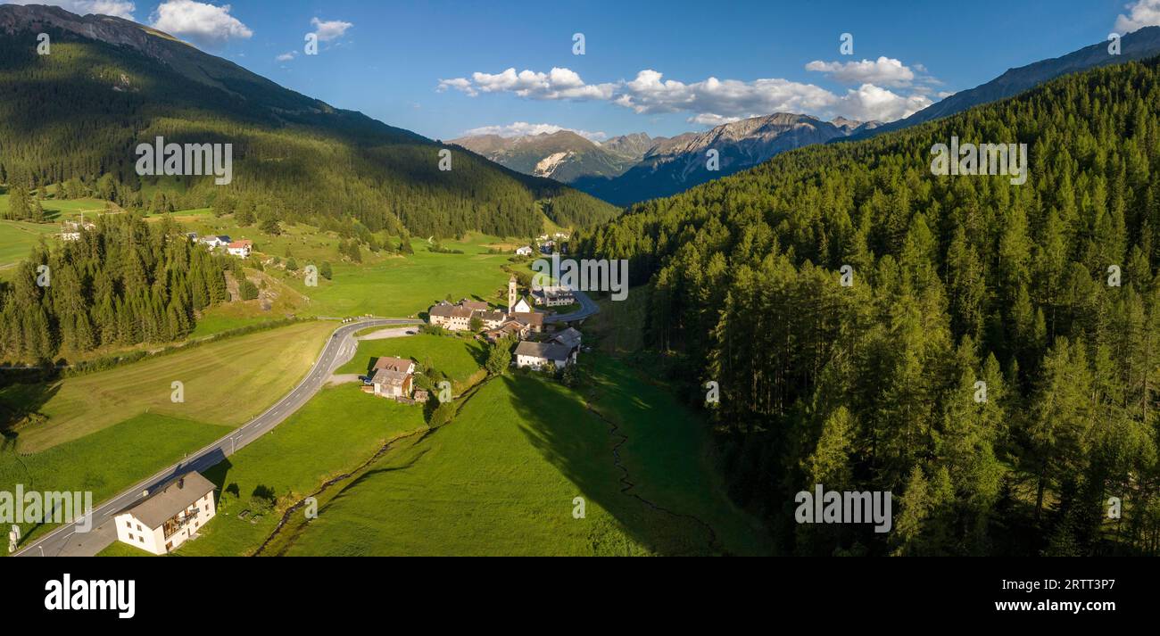 Église réformée près de Curtin da Plaz, image drone, Tschierv, Muenstertal, Val Muestair, Engadin, Graubuenden, Suisse Banque D'Images