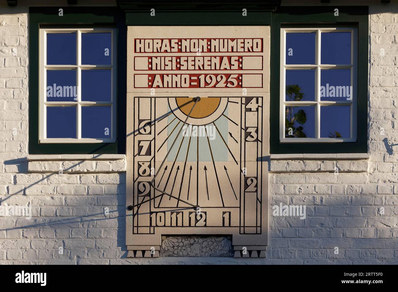 Villa de 1925, cadran solaire avec inscription latine, détail, quartier Concessie, de Haan, le Coq, côte belge, Flandre Occidentale, Belgique Banque D'Images