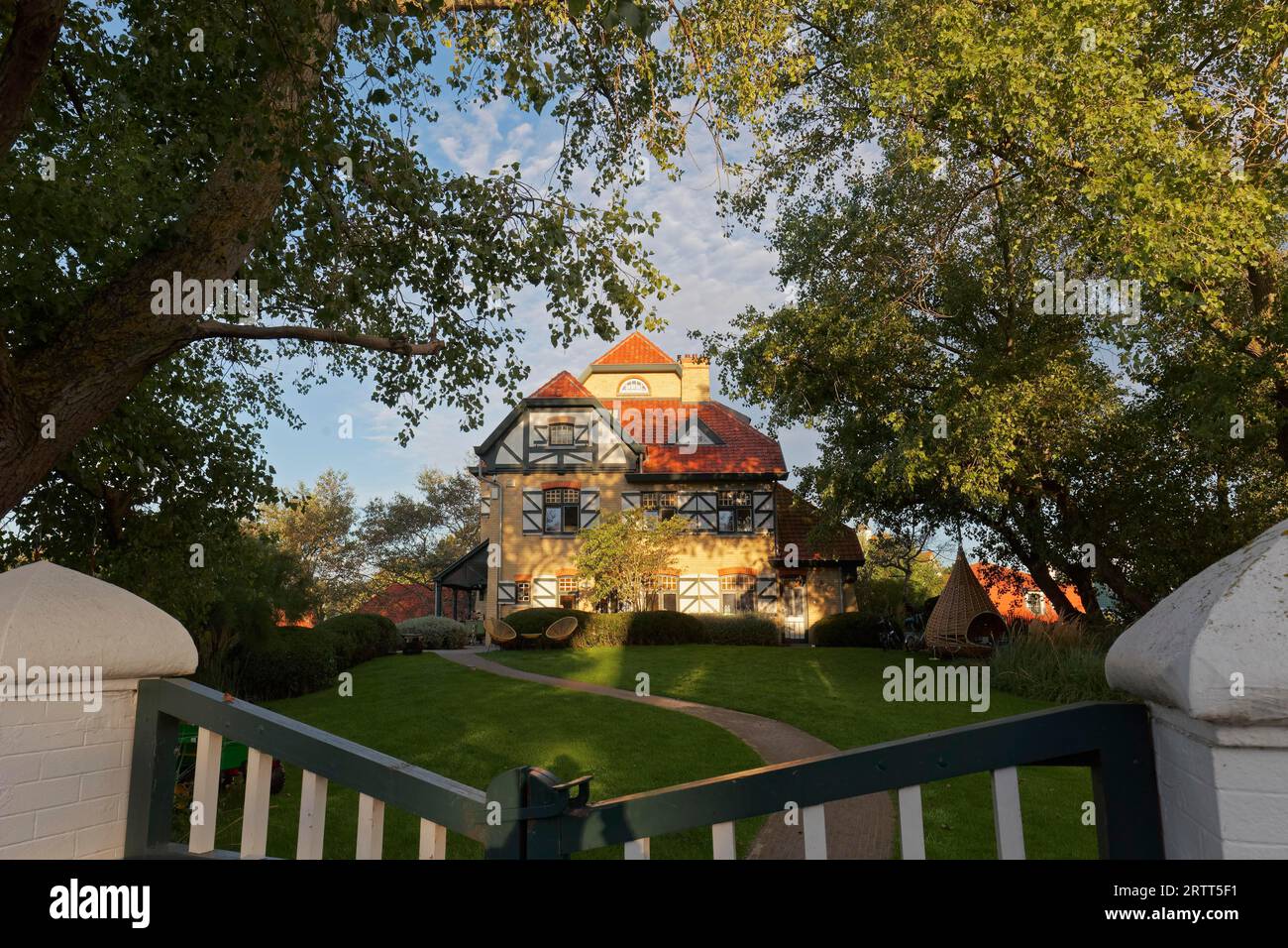 Villa de style champêtre historique, lumière du matin, quartier Concessie, de Haan, le Coq, côte belge, Flandre Occidentale, Belgique Banque D'Images