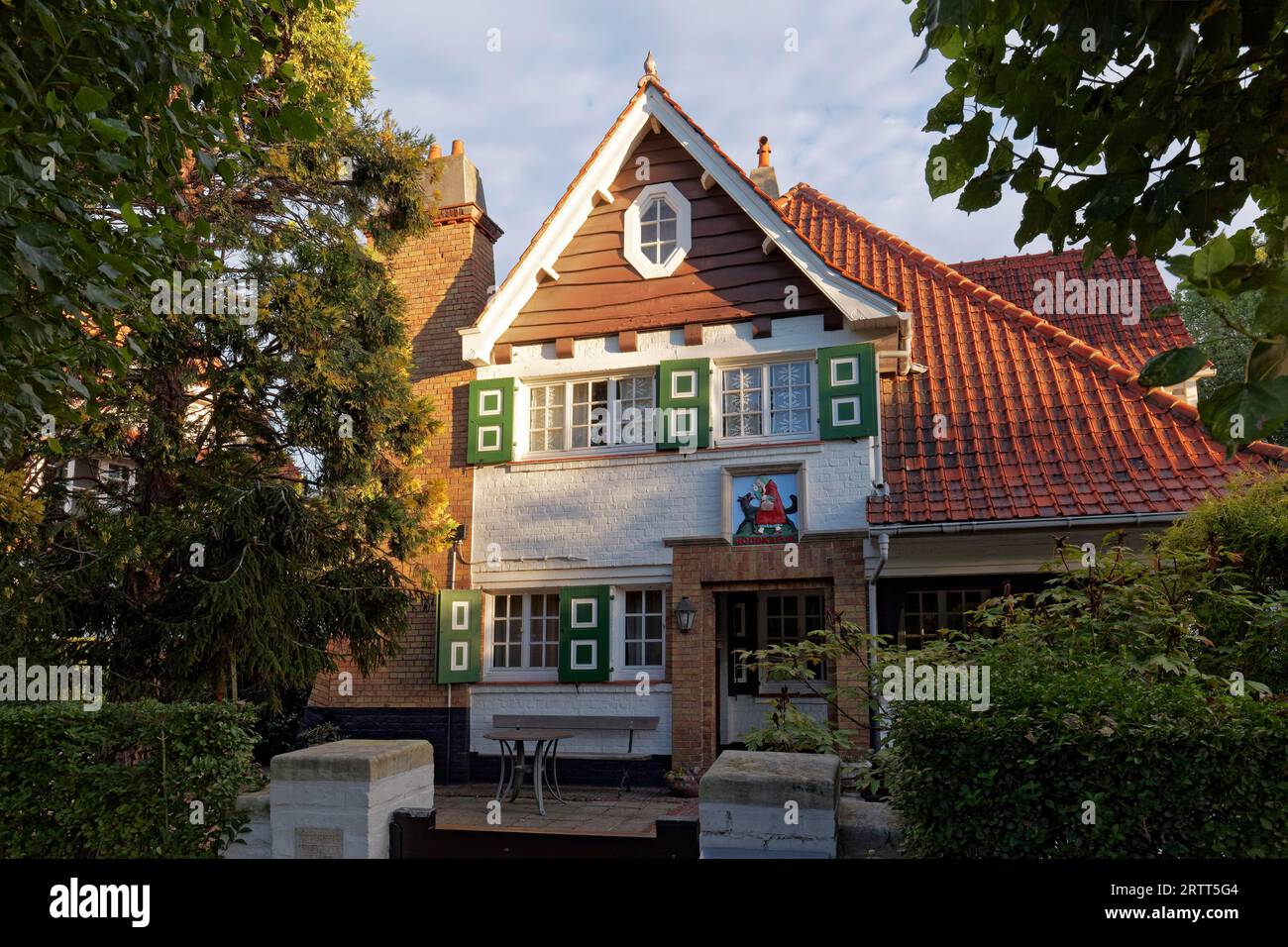 Villa de style champêtre historique, lumière du matin, quartier Concessie, de Haan, le Coq, côte belge, Flandre Occidentale, Belgique Banque D'Images