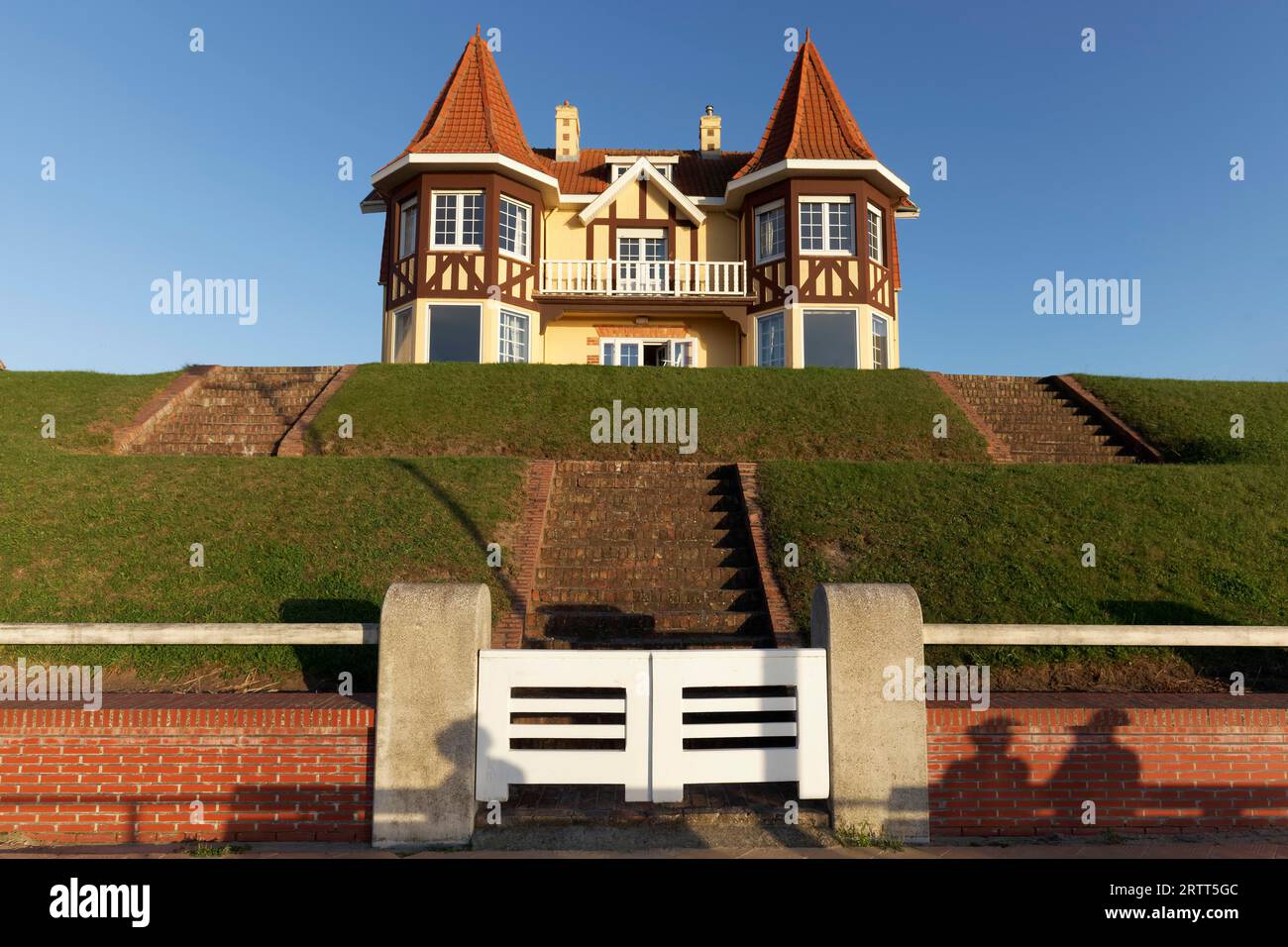 Villa individuelle de style anglo-normand, front de mer, de Haan, le Coq, côte belge, Flandre Occidentale, Belgique Banque D'Images
