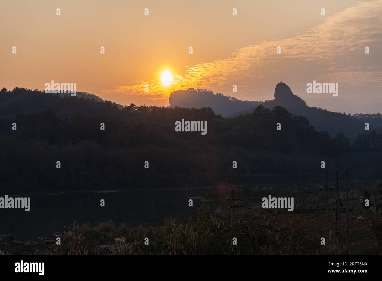 Formations rocheuses bordant la rivière à neuf courbes ou Jiuxi à Wuyishan ou région pittoresque du mont wuyi à Wuyi en Chine dans la province de fujian pendant le coucher du soleil Banque D'Images