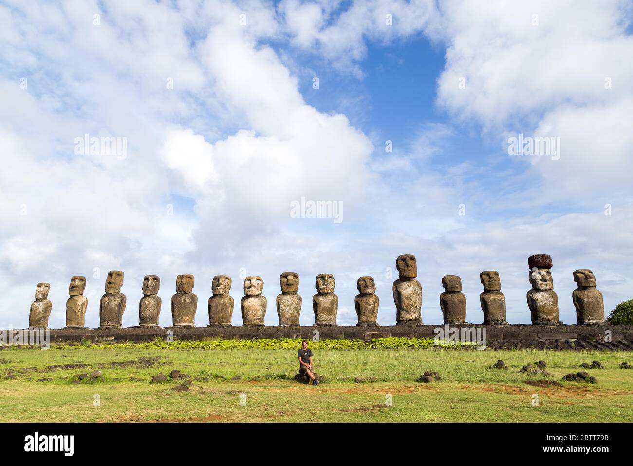 Île de Pâques, Chili, 3 décembre 2015 : touriste assis devant le 15 moais à AHU Tongariki Banque D'Images