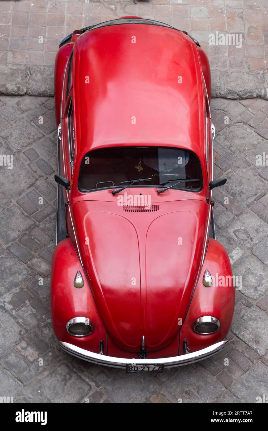 Arequipa, Pérou, 16 octobre 2015 : vue de dessus d'une Volkswagen Kaefer rouge sur les routes d'Arequipa Banque D'Images