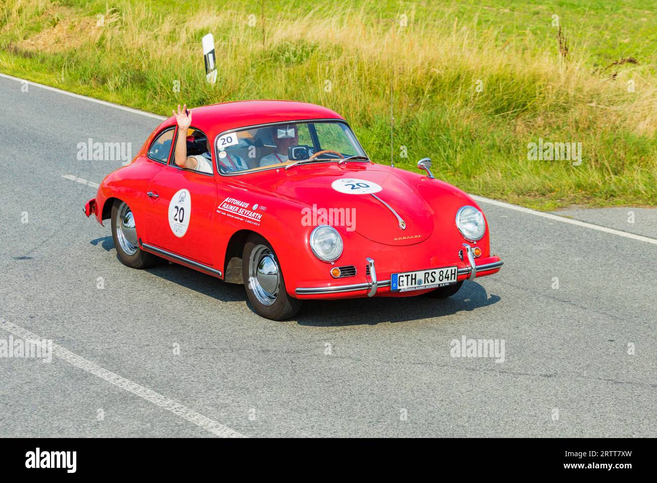 Dispositif d'ENTRAINEMENT pour VEHICULES d'époque. La maniabilité soignée du véhicule, la recherche de l'itinéraire au moyen du Road book et le style de conduite cohérent seront Banque D'Images