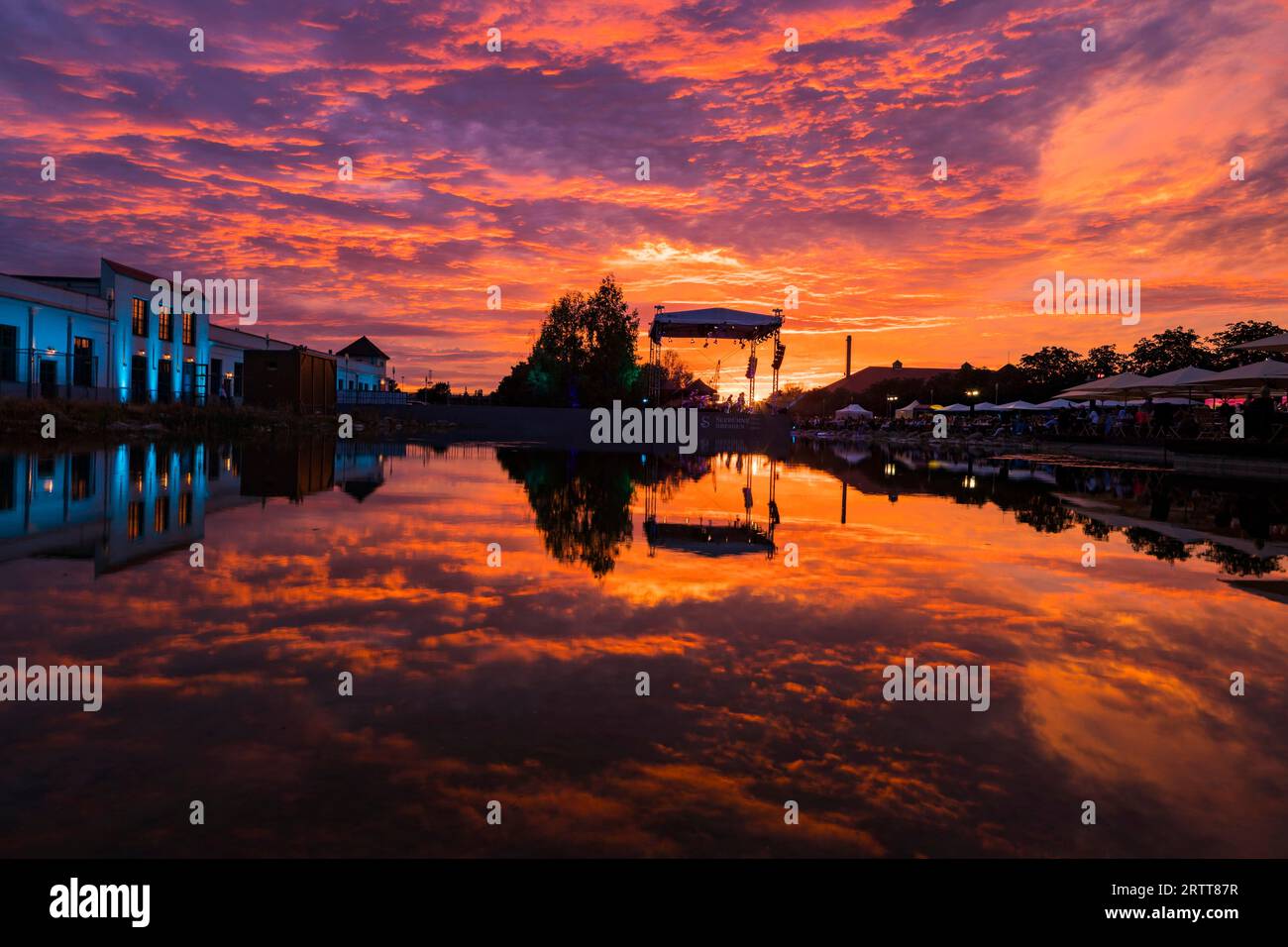 Le Seebuehne Dresden un nouveau lieu pour l'art, la culture et le plaisir. Sur le Seebuehne dans l'Ostra-Areal, l'emplacement exclusif, il y en avait quatre Banque D'Images