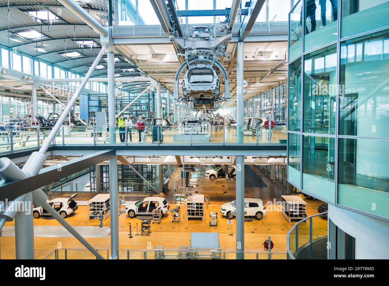 Production transparente dans l'usine transparente. Après la suppression progressive de la production Phaeton, le nouveau modèle à frottement électrique Galf et ID.3 Banque D'Images