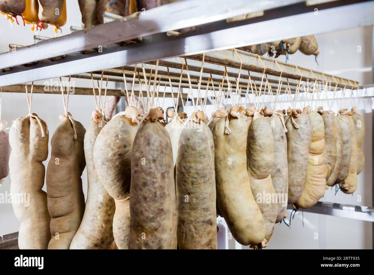 Production de saucisses de foie dans la boucherie Walde, ici les saucisses sont fumées Banque D'Images