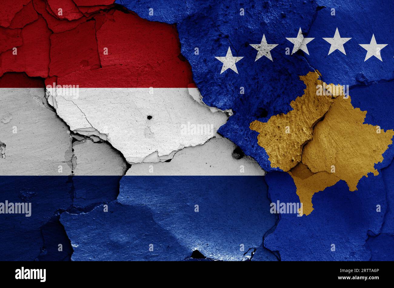 Drapeaux des pays-Bas et du Kosovo peints sur un mur fissuré Banque D'Images