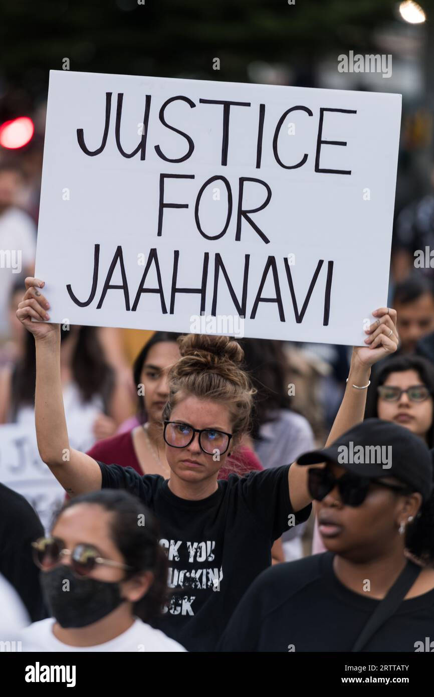 Seattle, États-Unis. 14 septembre 2023. Juste après 5:30pm, les manifestants ont commencé à marcher de Dexter Ave et Thomas St. Jaahnavi Kandula a été frappé et tué par un officier du SPD répondant à un appel sans lumières et sirènes plus tôt cette année en janvier. Le groupe a marché à travers le district technologique de Seattle jusqu’au commissariat de police de West SPD. L'indignation s'est largement répandue sur les médias sociaux après que la vidéo body-CAM a fait surface d'un officier de haut rang du SPD semblant rire et faire des commentaires désobligeants concernant la valeur de la vie des étudiants de 23 ans. Crédit : James Anderson/Alamy Live News Banque D'Images