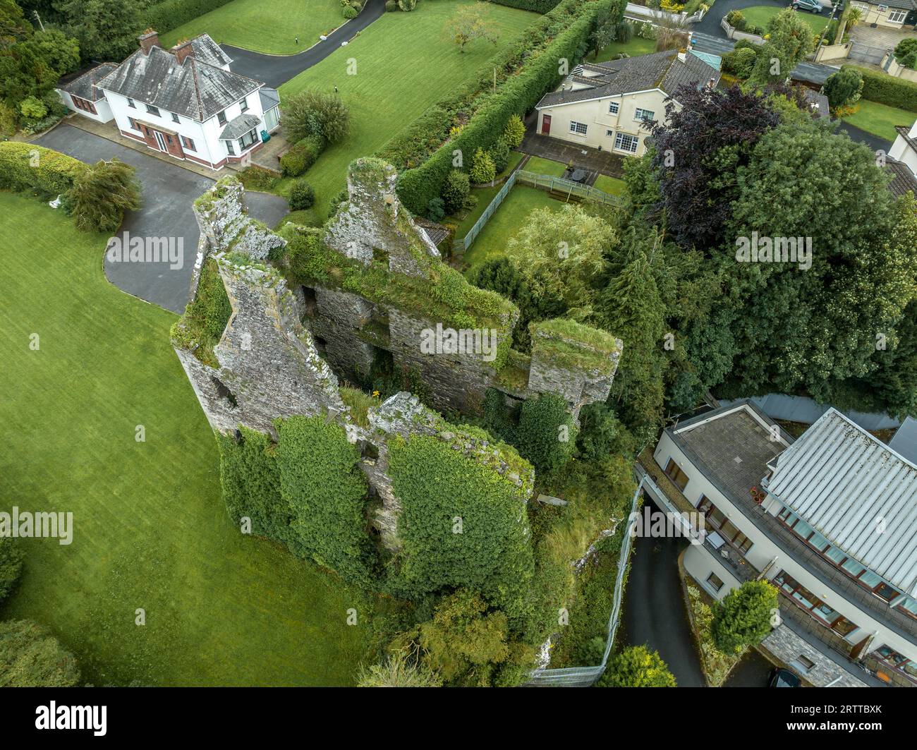 Vue aérienne de la tour médiévale en ruine près de Limerick Ireland nichée dans un cadre urbain moderne Banque D'Images