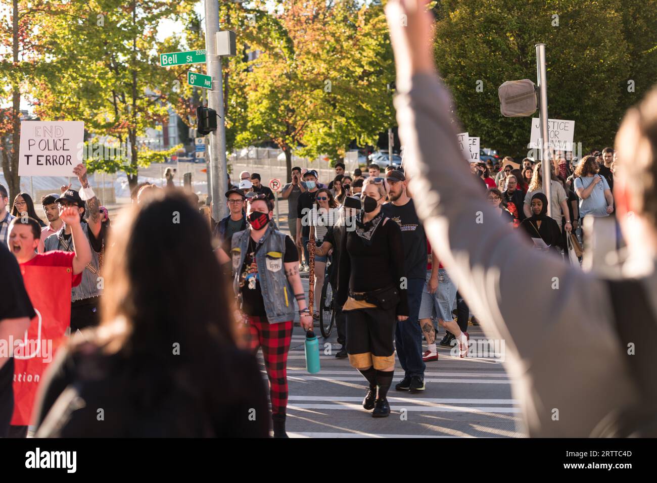 Seattle, États-Unis. 14 septembre 2023. Juste après 5:30pm, les manifestants ont commencé à marcher de Dexter Ave et Thomas St. Jaahnavi Kandula a été frappé et tué par un officier du SPD répondant à un appel sans lumières et sirènes plus tôt cette année en janvier. Le groupe a marché à travers le district technologique de Seattle jusqu’au commissariat de police de West SPD. L'indignation s'est largement répandue sur les médias sociaux après que la vidéo body-CAM a fait surface d'un officier de haut rang du SPD semblant rire et faire des commentaires désobligeants concernant la valeur de la vie des étudiants de 23 ans. Crédit : James Anderson/Alamy Live News Banque D'Images