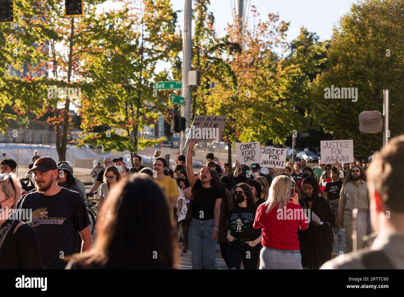 Seattle, États-Unis. 14 septembre 2023. Juste après 5:30pm, les manifestants ont commencé à marcher de Dexter Ave et Thomas St. Jaahnavi Kandula a été frappé et tué par un officier du SPD répondant à un appel sans lumières et sirènes plus tôt cette année en janvier. Le groupe a marché à travers le district technologique de Seattle jusqu’au commissariat de police de West SPD. L'indignation s'est largement répandue sur les médias sociaux après que la vidéo body-CAM a fait surface d'un officier de haut rang du SPD semblant rire et faire des commentaires désobligeants concernant la valeur de la vie des étudiants de 23 ans. Crédit : James Anderson/Alamy Live News Banque D'Images