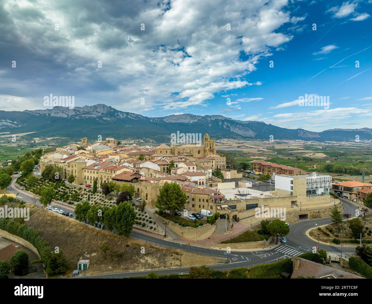 Vue aérienne de Laguardia village médiéval fortifié perché entouré de caves dans la région de la Rioja en Espagne, avec un ciel nuageux Banque D'Images