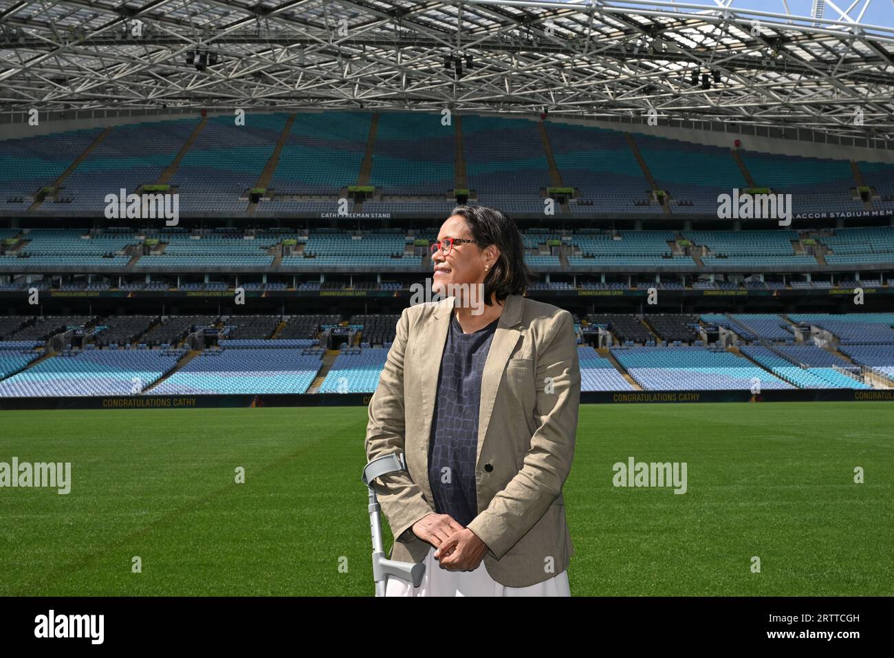 Sydney, Australie. 15 septembre 2023. La championne olympique Cathy Freeman avec en toile de fond le stand Cathy Freeman récemment dévoilé au Stadium Australia, Sydney Olympic Park, Sydney, vendredi 15 septembre, 2023. le Gouvernement de la Nouvelle-Galles du Sud a nommé le stand en l ' honneur de Cathy Freeman, qui a remporté sa médaille d ' or olympique du 400 m lors des Jeux olympiques de Sydney de 2000. (AAP image/Dean Lewins) PAS D'ARCHIVAGE crédit : Australian Associated Press/Alamy Live News Banque D'Images