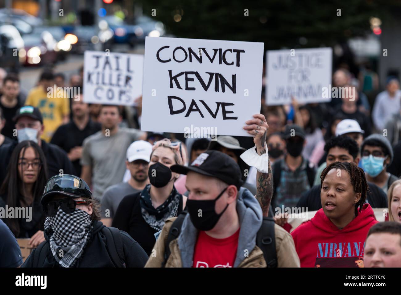 Seattle, États-Unis. 14 septembre 2023. Juste après 5:30pm, les manifestants ont commencé à marcher de Dexter Ave et Thomas St. Jaahnavi Kandula a été frappé et tué par un officier du SPD répondant à un appel sans lumières et sirènes plus tôt cette année en janvier. Le groupe a marché à travers le district technologique de Seattle jusqu’au commissariat de police de West SPD. L'indignation s'est largement répandue sur les médias sociaux après que la vidéo body-CAM a fait surface d'un officier de haut rang du SPD semblant rire et faire des commentaires désobligeants concernant la valeur de la vie des étudiants de 23 ans. Crédit : James Anderson/Alamy Live News Banque D'Images