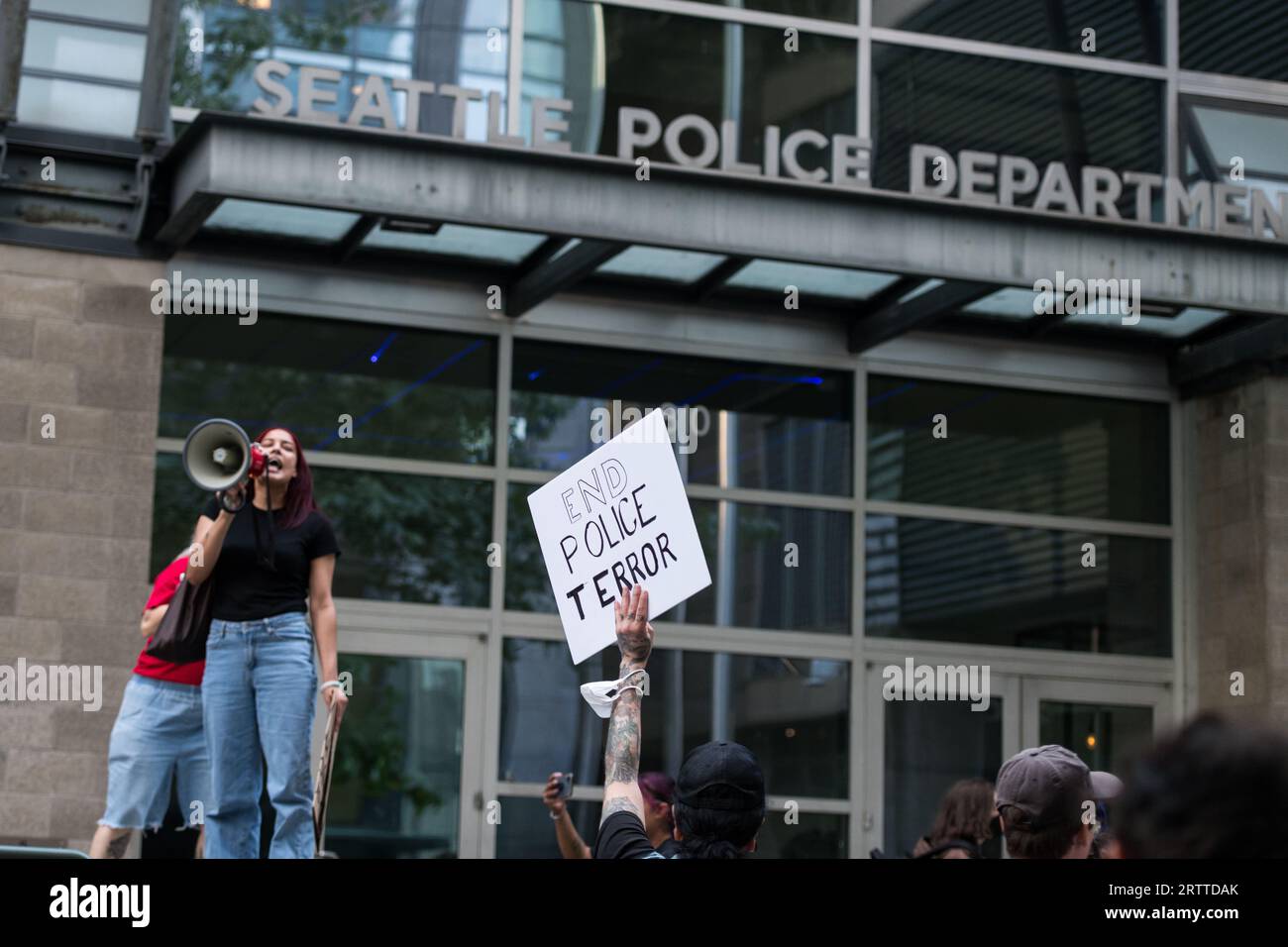 Seattle, États-Unis. 14 septembre 2023. Juste après 5:30pm, les manifestants ont commencé à marcher de Dexter Ave et Thomas St. Jaahnavi Kandula a été frappé et tué par un officier du SPD répondant à un appel sans lumières et sirènes plus tôt cette année en janvier. Le groupe a marché à travers le district technologique de Seattle jusqu’au commissariat de police de West SPD. L'indignation s'est largement répandue sur les médias sociaux après que la vidéo body-CAM a fait surface d'un officier de haut rang du SPD semblant rire et faire des commentaires désobligeants concernant la valeur de la vie des étudiants de 23 ans. Crédit : James Anderson/Alamy Live News Banque D'Images