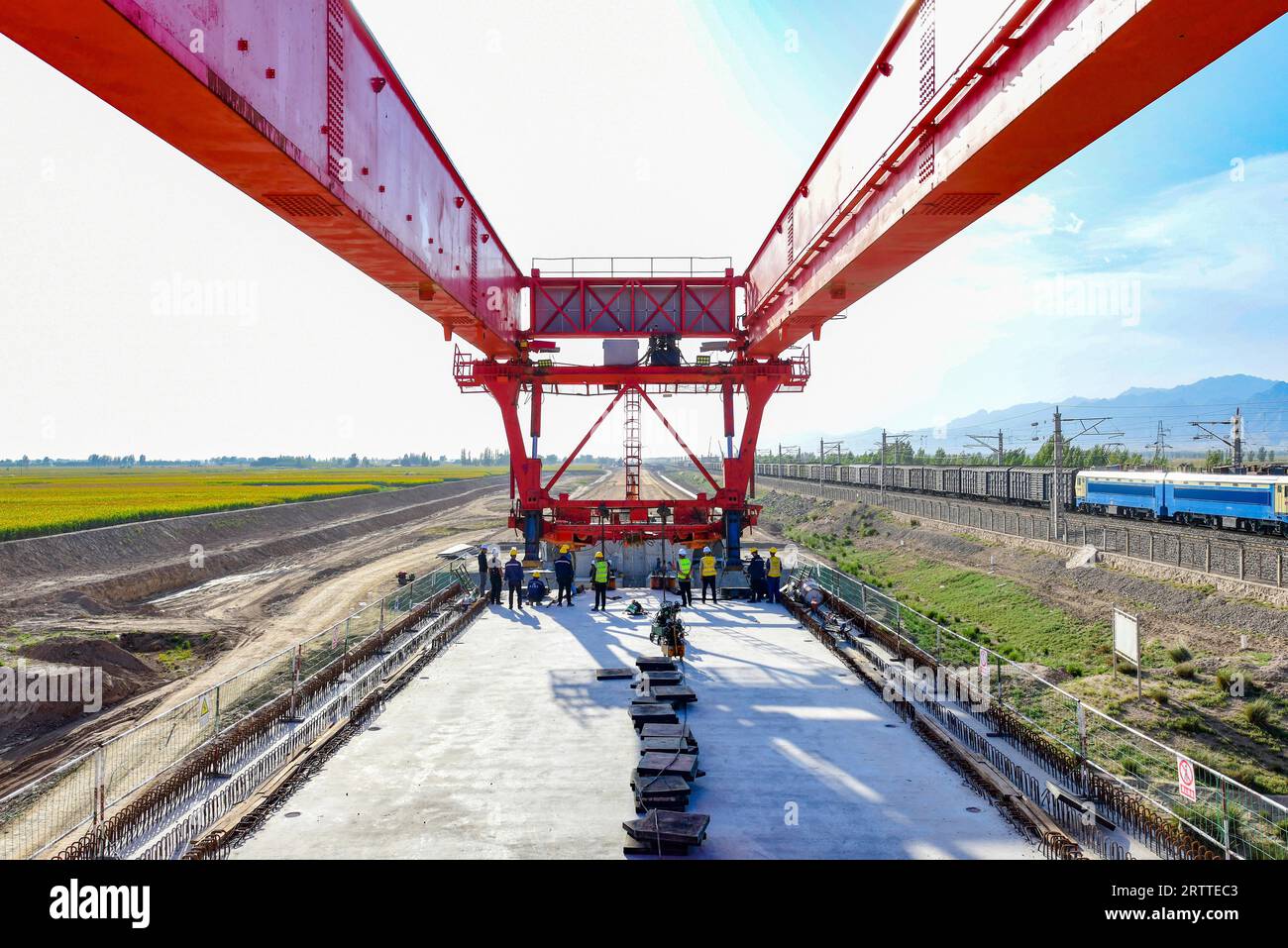 BAYANNUR, CHINE - 14 SEPTEMBRE 2023 - vue du chantier de construction de la poutre-caisson du chemin de fer à grande vitesse Baotou-Yinchuan Trans-Baiyin Pragug Banque D'Images
