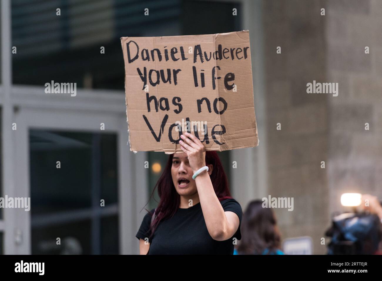 Seattle, États-Unis. 14 septembre 2023. Juste après 5:30pm, les manifestants ont commencé à marcher de Dexter Ave et Thomas St. Jaahnavi Kandula a été frappé et tué par un officier du SPD répondant à un appel sans lumières et sirènes plus tôt cette année en janvier. Le groupe a marché à travers le district technologique de Seattle jusqu’au commissariat de police de West SPD. L'indignation s'est largement répandue sur les médias sociaux après que la vidéo body-CAM a fait surface d'un officier de haut rang du SPD semblant rire et faire des commentaires désobligeants concernant la valeur de la vie des étudiants de 23 ans. Crédit : James Anderson/Alamy Live News Banque D'Images
