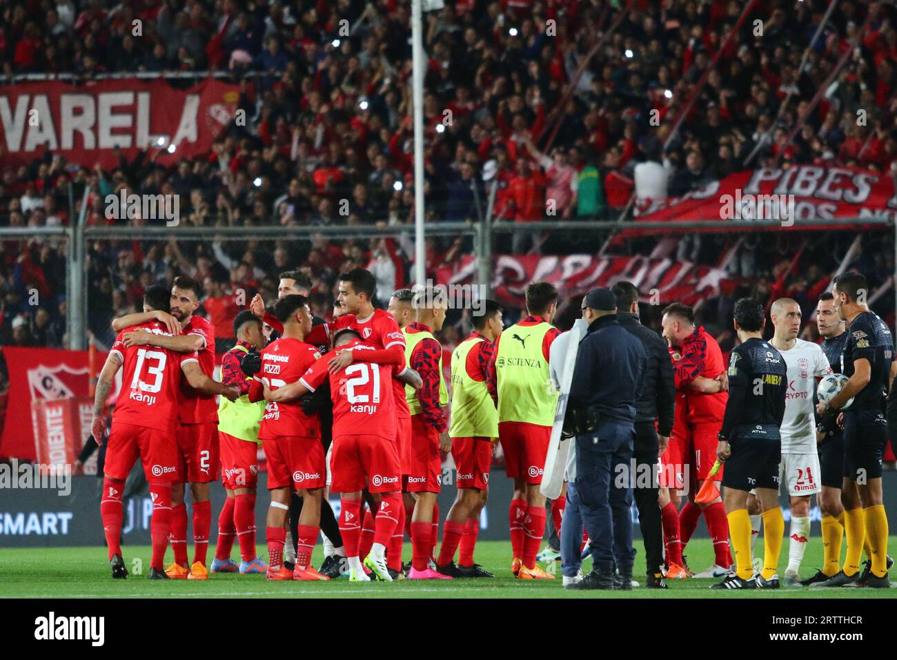 Buenos Aires, Argentine. 15 septembre 2023. Les joueurs de l'Independiente célèbrent la victoire après le match pour la 4e manche de la coupe Argentine Liga Profesional de Fútbol Binance au stade Ricardo Bochini ( crédit : Néstor J. Beremblum/Alamy Live News Banque D'Images