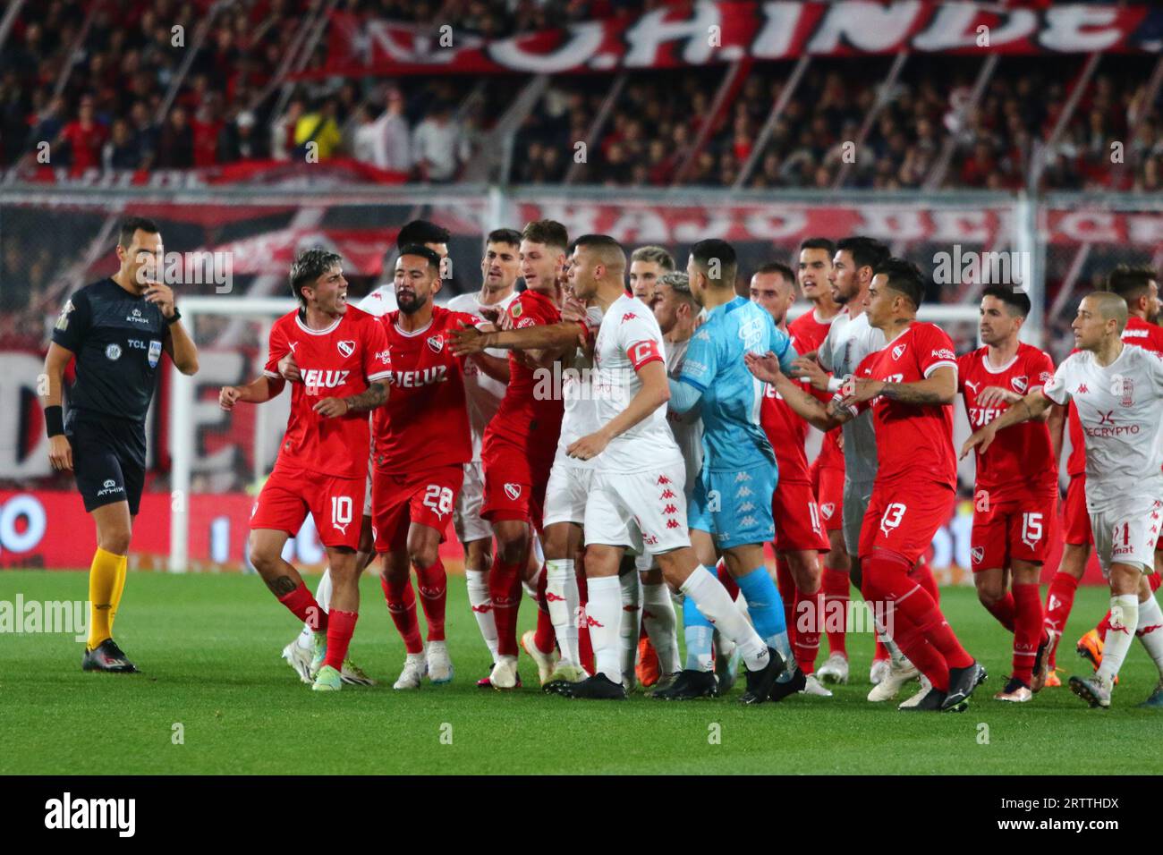 Buenos Aires, Argentine. 15 septembre 2023. Les joueurs de l’Independiente et de l’Huracan se battent lors du match pour la 4e manche de la coupe Argentine Liga Profesional de Fútbol Binance au stade Ricardo Bochini ( crédit : Néstor J. Beremblum/Alamy Live News Banque D'Images