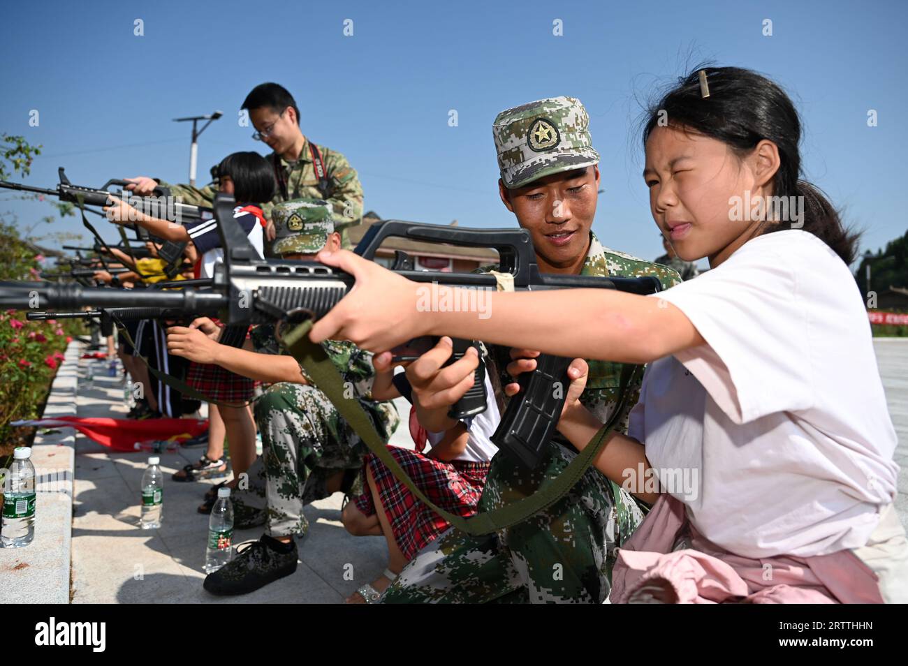 NEIJIANG, CHINE - le 15 SEPTEMBRE 2023 - des enfants font l'expérience des armes et de l'équipement de la milice dans un nouveau camp d'entraînement de recrues dans la ville de Tianjia, dans la ville de Neijiang Banque D'Images