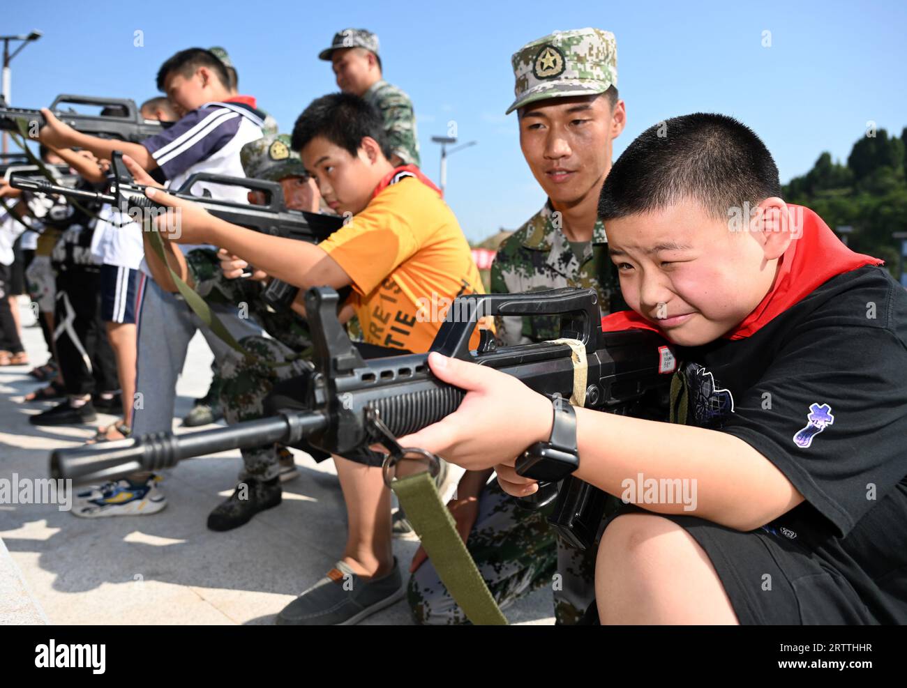 NEIJIANG, CHINE - le 15 SEPTEMBRE 2023 - des enfants font l'expérience des armes et de l'équipement de la milice dans un nouveau camp d'entraînement de recrues dans la ville de Tianjia, dans la ville de Neijiang Banque D'Images
