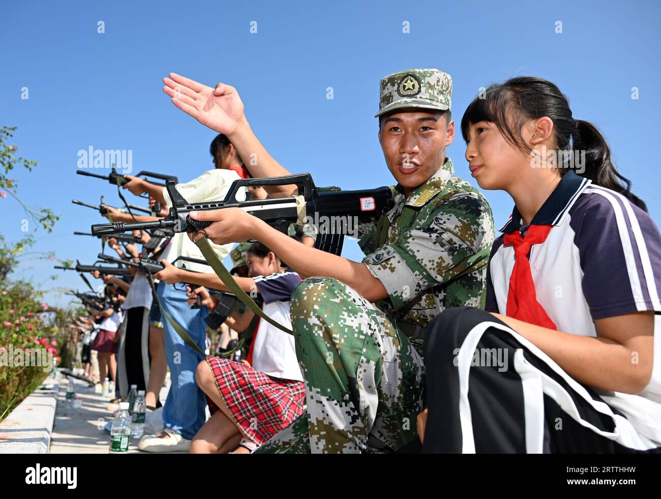 NEIJIANG, CHINE - le 15 SEPTEMBRE 2023 - des enfants font l'expérience des armes et de l'équipement de la milice dans un nouveau camp d'entraînement de recrues dans la ville de Tianjia, dans la ville de Neijiang Banque D'Images