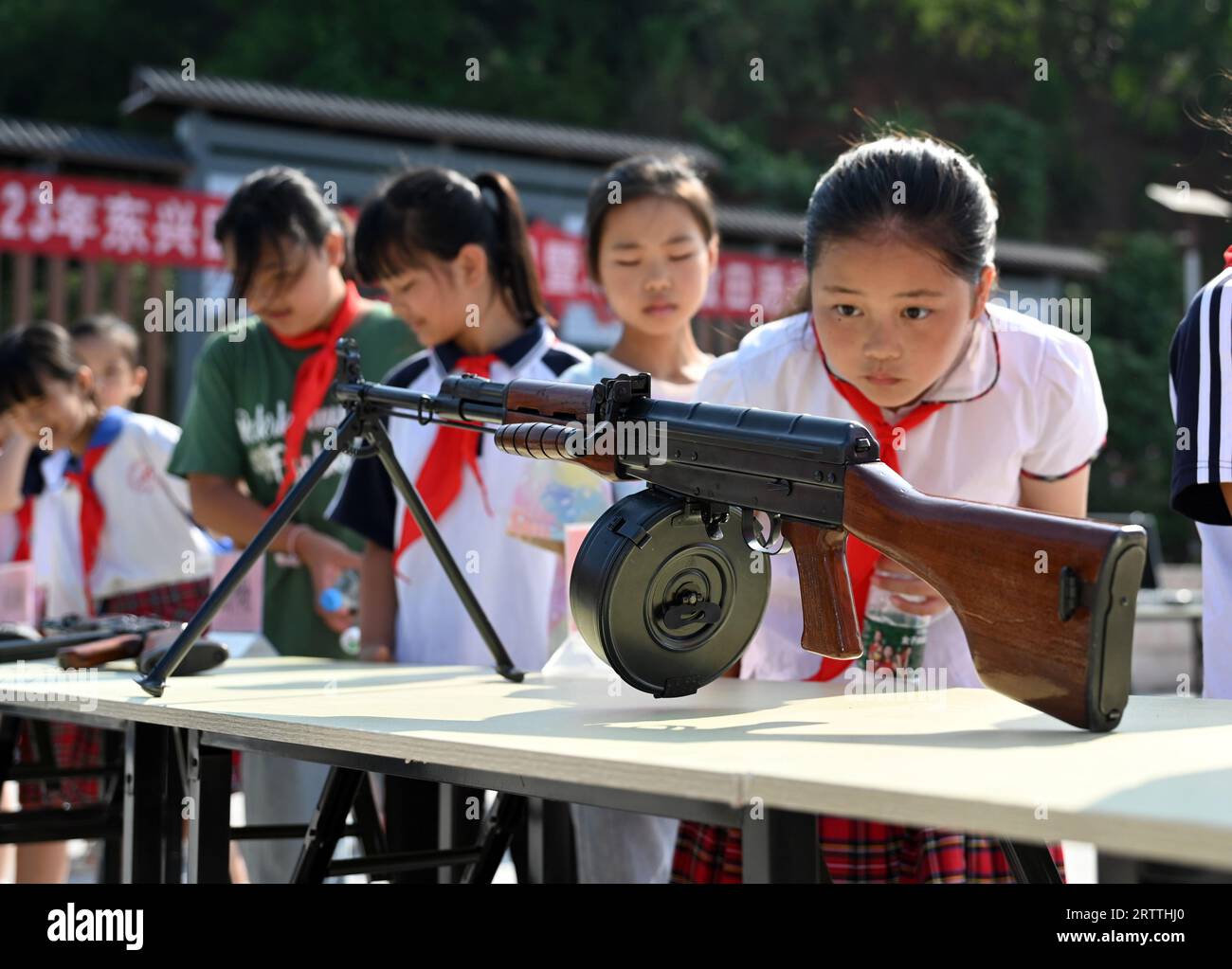 NEIJIANG, CHINE - le 15 SEPTEMBRE 2023 - des enfants inspectent les armes et l'équipement de la milice dans un nouveau camp d'entraînement de recrues dans la ville de Tianjia, Neijiang, S Banque D'Images