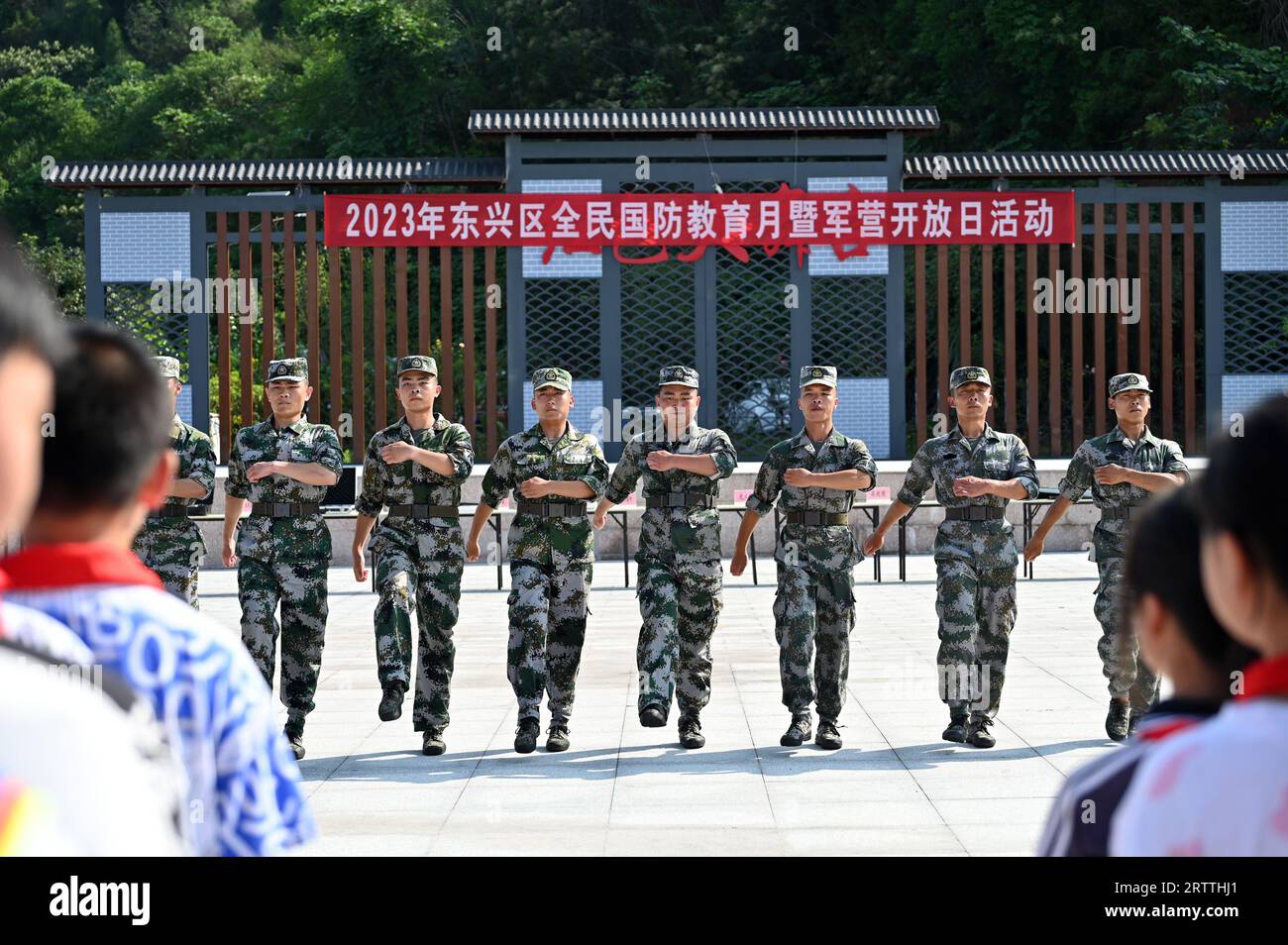 NEIJIANG, CHINE - 15 SEPTEMBRE 2023 - des enfants regardent une démonstration de file d'attente dans un nouveau camp d'entraînement de recrues dans la ville de Tianjia, ville de Neijiang, province du Sichuan, CH Banque D'Images