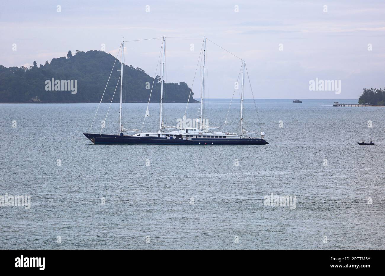 Le yacht à voile de luxe Phocea, qui appartenait autrefois au magnat français Bernard tapie, a ancré près de Langkawi, en Malaisie, où il a brûlé et coulé peu de temps après Banque D'Images