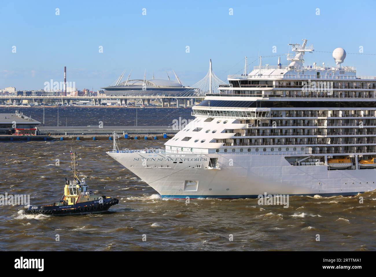 Regent Cruises bateau de croisière de luxe Seven Seas Explorer quittant le terminal de croisière de Saint-Pétersbourg n ° 1 et le stade Krestovsky Gazprom, Russie, remorqueur Banque D'Images