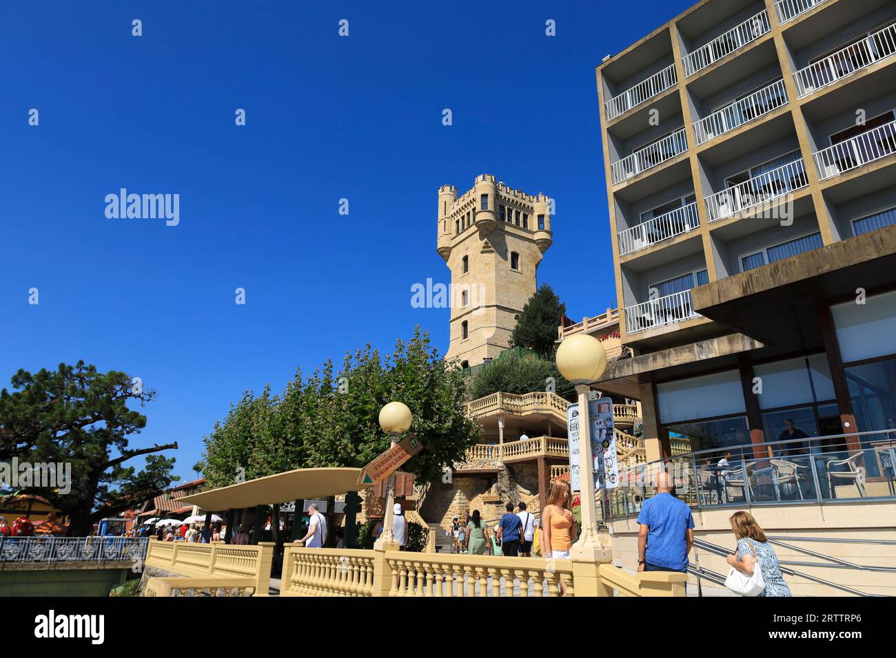 San Sebastian, Gipuzkoa, Espagne- 13 août 2023 : Parc d'attractions Monte Igueldo par une journée ensoleillée d'été Banque D'Images