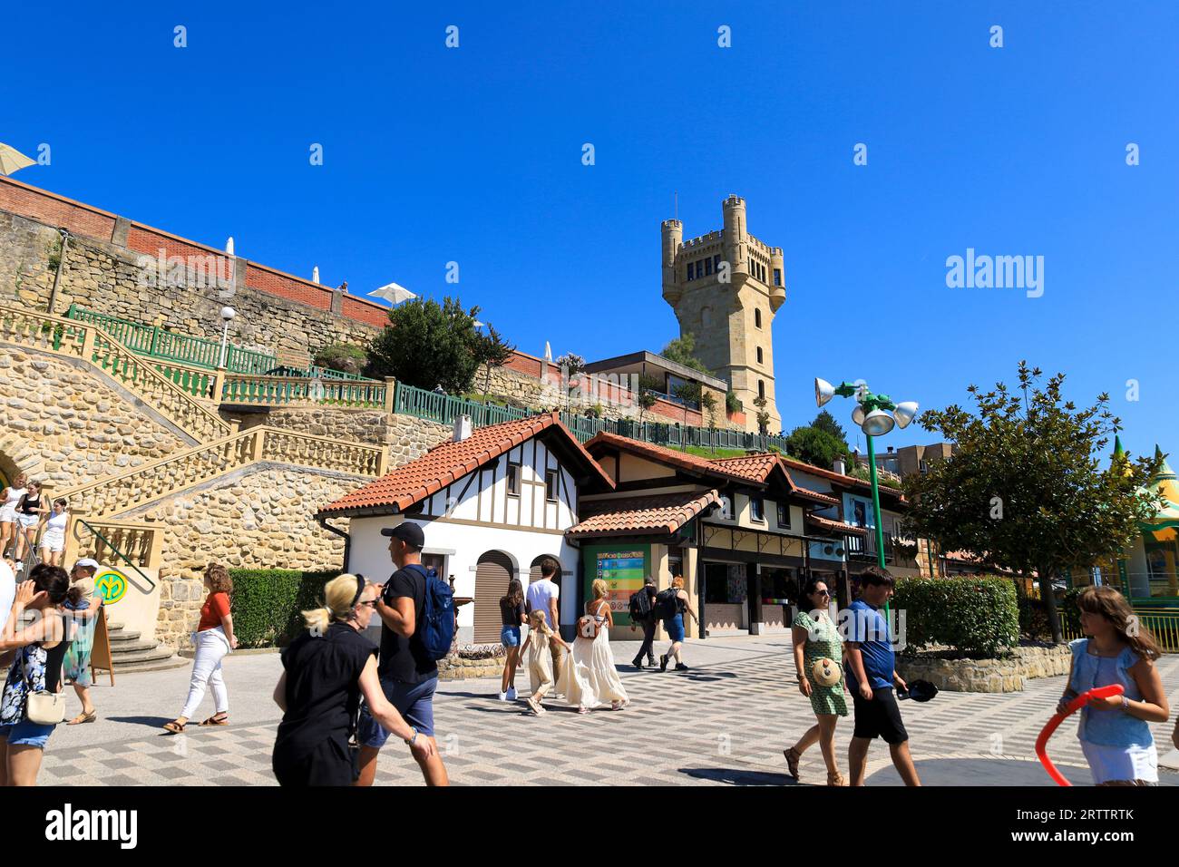 San Sebastian, Gipuzkoa, Espagne- 13 août 2023 : Parc d'attractions Monte Igueldo par une journée ensoleillée d'été Banque D'Images