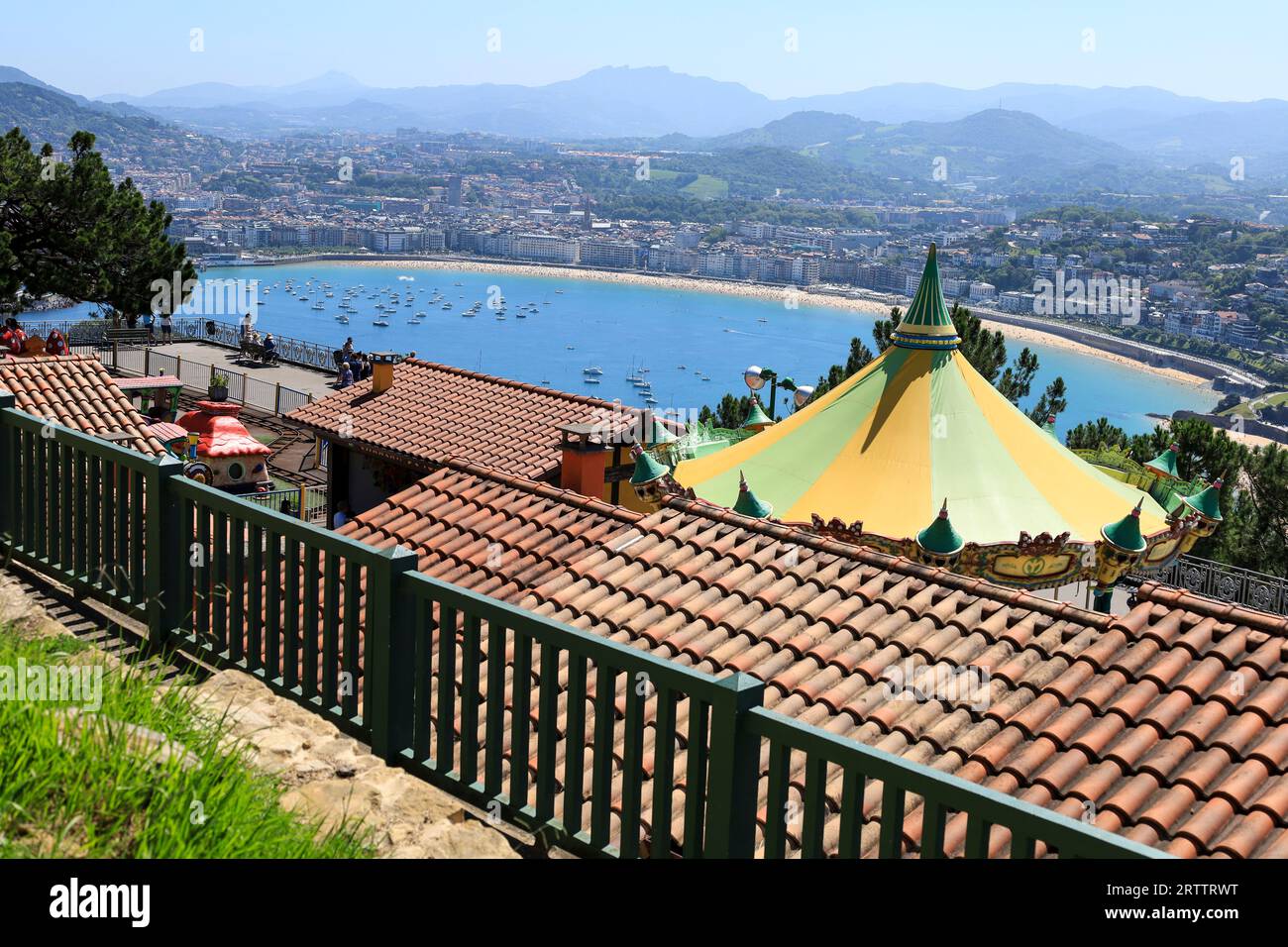 San Sebastian, Gipuzkoa, Espagne- 13 août 2023 : vue panoramique sur la plage de la Concha depuis le parc d'attractions Monte Igueldo par une journée ensoleillée d'été Banque D'Images