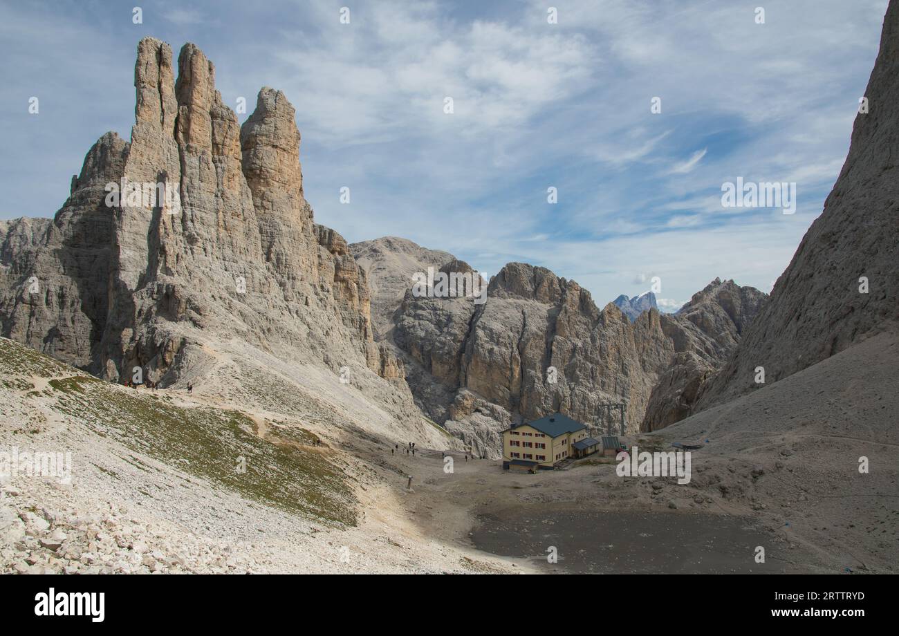 Vue fantastique sur les célèbres tours Violet, en italien Torri del Vajolet, dans le Haut Adige, beau paysage des dolomites italiennes Banque D'Images