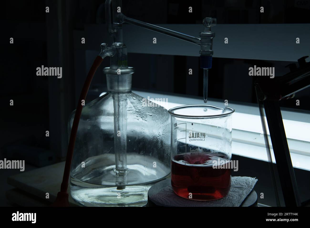 Une expérience de titrage chimique dans un laboratoire faiblement éclairé Banque D'Images