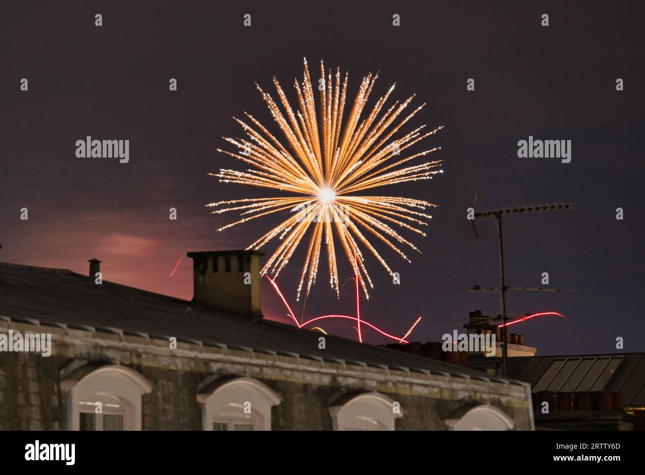Tous les samedis soirs en été, les jardins royaux du Château de Versailles sont décorés de milliers de lumières à partir de là feux d'artifice Banque D'Images